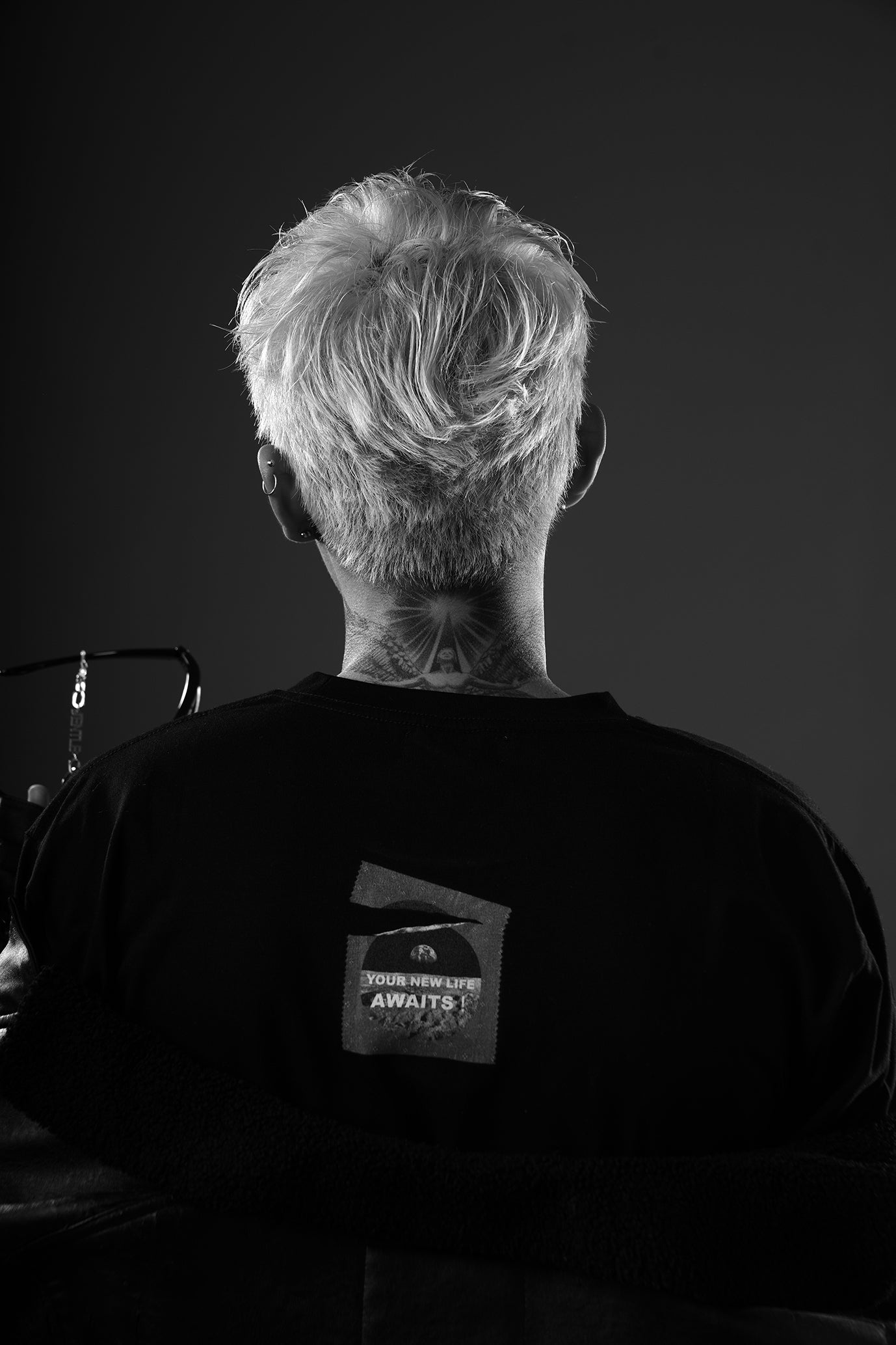 〈預購接受中〉AWAITS系列 <L> TEE